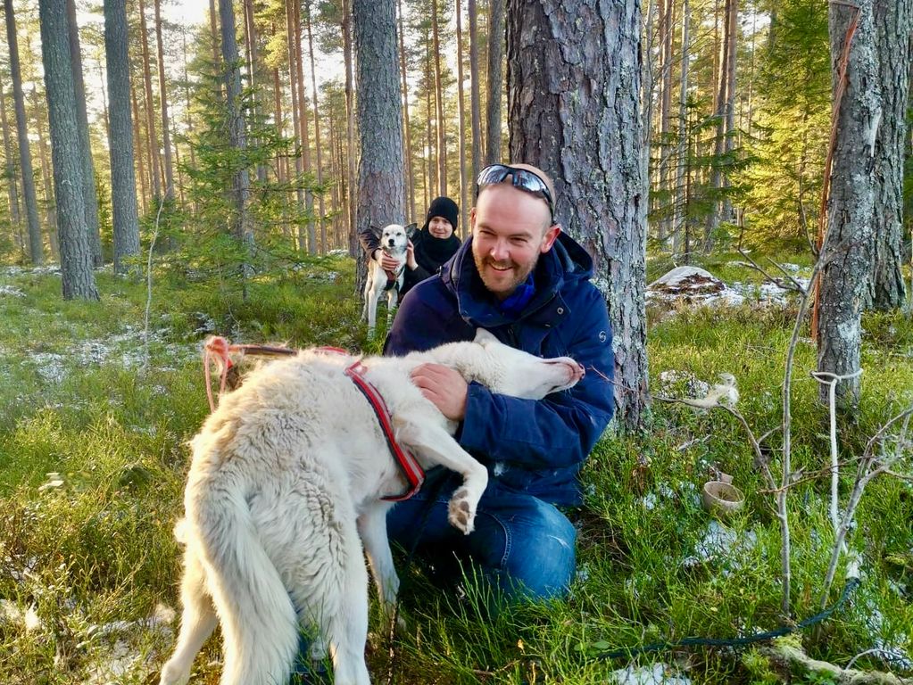 Knuffelen met de husky's